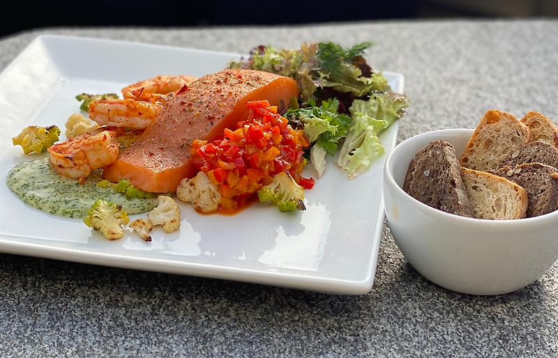 Varmrøget laks med Gambas Pil Pil