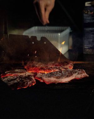 Kød på glødende grill