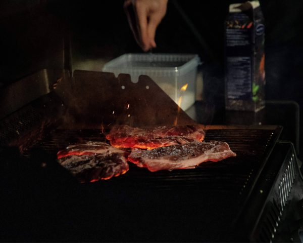 Kød på glødende grill