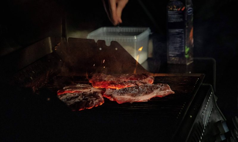 Kød på glødende grill